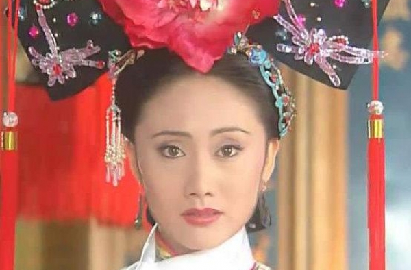 还记得《还珠格格》里的令妃娘娘吗？她现在长这样
