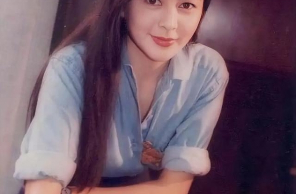 关之琳现身青城山普照寺上香祈福，58岁大美人风采依旧