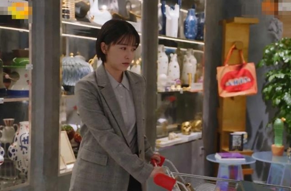 《亲爱的自己》张芝芝强入贵妇圈，聚餐只敢喝水，却被账单惊吓