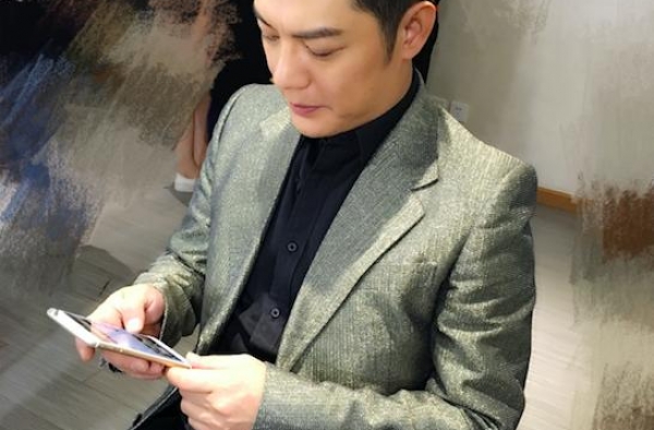 周丽淇老公和徐峥同框旧照曝光！高颜值神似吴尊，可惜渣得明白？