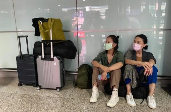 影后周迅与朋友在机场席地而坐，衣着显破旧，被嘲像保洁阿姨