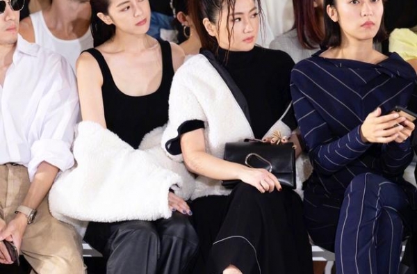姐妹同看秀，Selina油腻刘海成败笔，妹妹大背头飒爽如特工