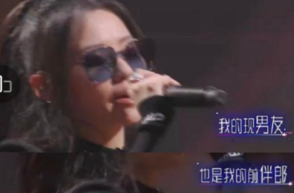 婚礼伴郎成现任？张靓颖唱歌一度哽咽，直播间被骂小三霸气回怼