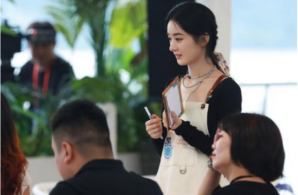 《中餐厅》赵丽颖露内裤边惹争议，这到底是时尚还是邋遢？