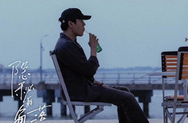 《谁是凶手》官宣演员海报，赵丽颖稳站C位，直发配西装既酷又飒