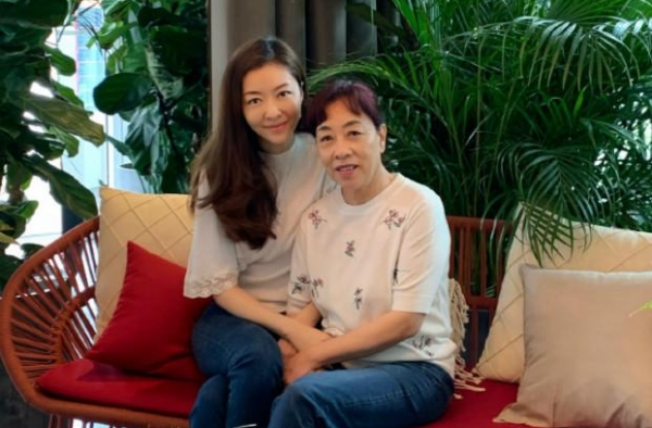 熊黛林晒全家照，双胞胎女儿越长越不像，发量少引担忧