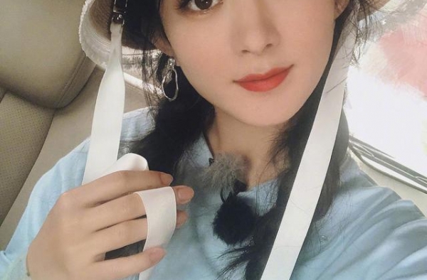 赵丽颖晒自拍扎双麻花辫俏皮减龄 造型休闲清新秀美腿