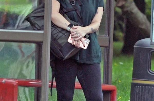 阿汤哥和女儿同在伦敦，交通工具却天上地下，两女儿境遇天差地别