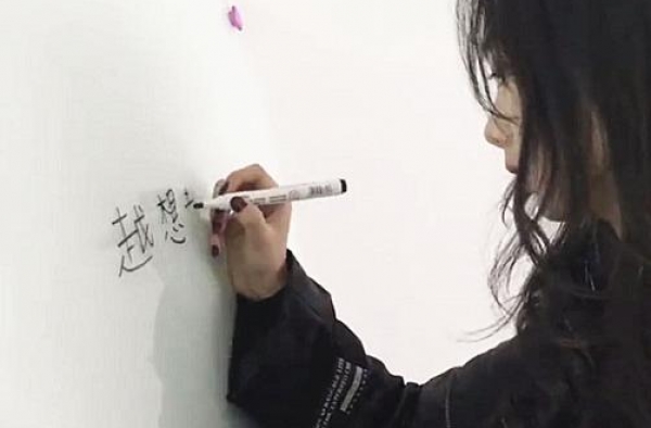海外明星写汉字，吉娜像小学生，看到郑乃馨：不走寻常路