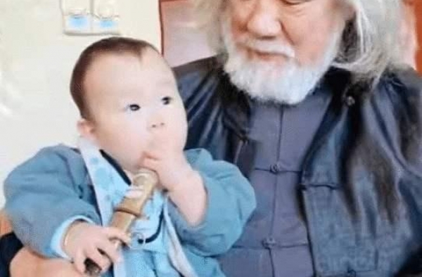 69岁张纪中再度当爸，80后娇妻：终于儿女双全，感谢老天