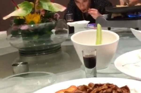 王力宏夫妇与苏芒约饭，李靓蕾略显腼腆，同是辣妈身材输惨了