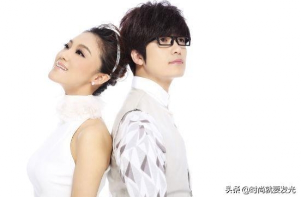 玖月奇迹男主唱换了！王小玮穿淡黄色上衣牛仔裤，新搭档也挺帅