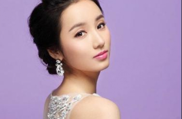 吃火锅被富豪看中，从订婚到结婚仅仅17天，如今36岁美得冒泡
