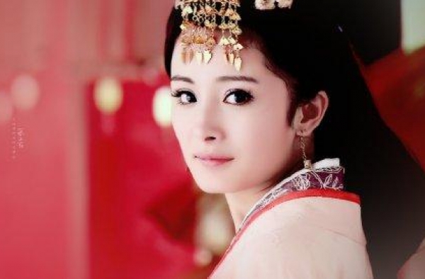 杨幂粉丝团有多给力？生日列队形点评送祝福，娱乐圈第一人