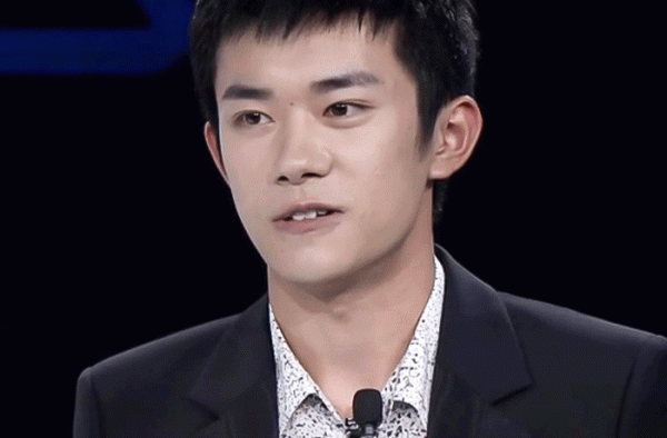 易烊千玺剃平头出席发布会，解锁全新登场方式，总裁范儿十足