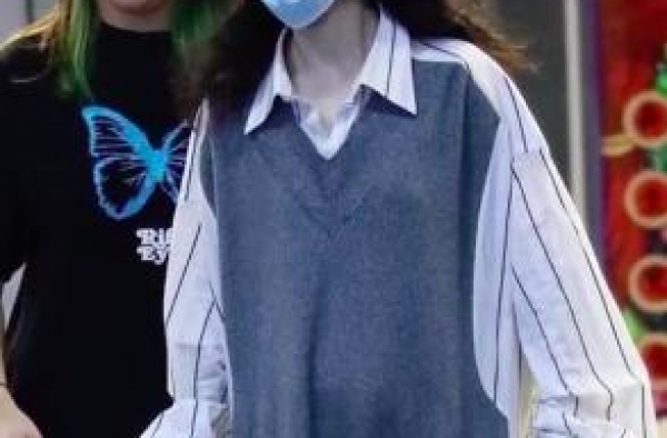 怀二胎了？谢娜穿着宽松脚踩拖鞋小腹凸起藏不住
