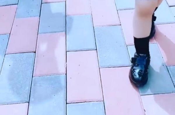 陈晓陈妍希送儿子上学，小星星走出大哥步伐，穿校服肉乎乎太可爱