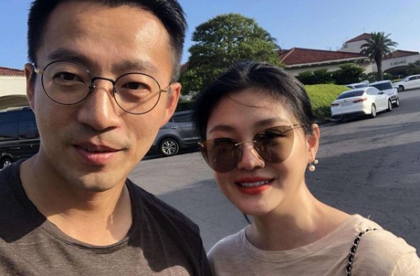 汪小菲深夜醉酒被拍，酒吧楼神秘美女还加好友，老婆不在家玩太嗨