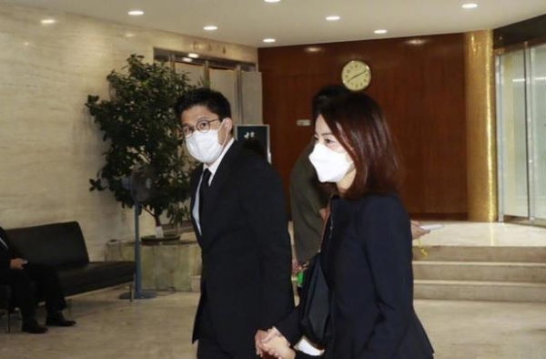 郭晶晶现身葬礼亲切打招呼，与妈妈同框眉眼极像，两人打扮超朴素
