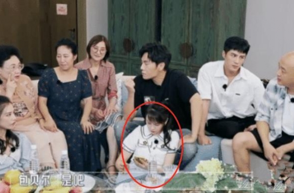 伊能静盘腿坐在秦昊面前，秦昊的手引起大家注意：满满的爱意