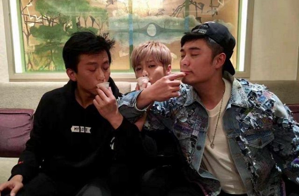 鹿晗邓超也出事？保安驱赶市民强行占道，明星看到也不阻拦引争议