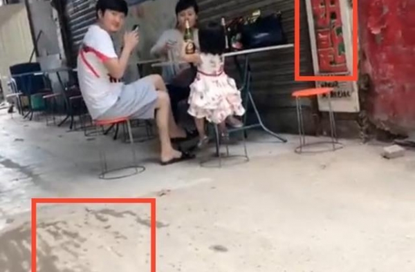 王大治巷口吃饭环境简陋，打扮朴素似路人，妻女疑曝光