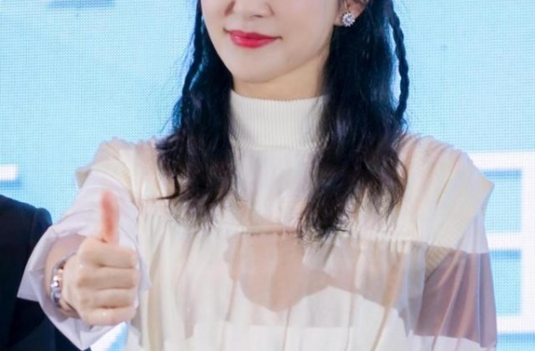 李冰冰不敢面对现实，还在修图装嫩少女，真实的脸是又僵又老