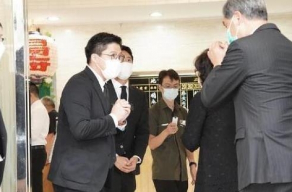 何鸿燊去世霍家全家出动去送，为何霍英东遗孀去世，何家没人来？