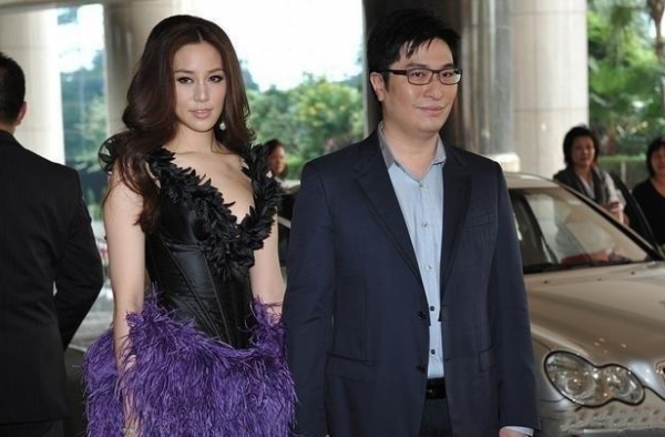 豪门媳妇徐子淇又放飞自我，一袭深V羽毛短裙亮相，全靠气质撑着
