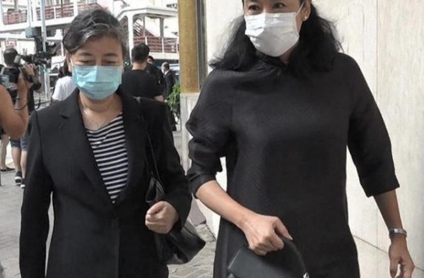 郭晶晶一家和亲妈同框，郭妈穿西装搭条纹衫好低调，头发花白显老