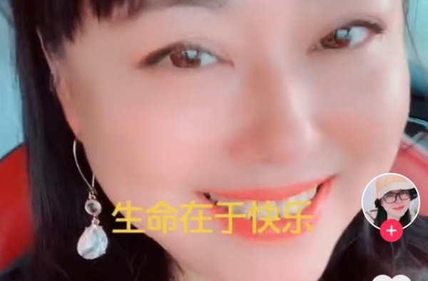 50岁李菁菁晒近照，与90后小21岁老公相处自然，开心外出