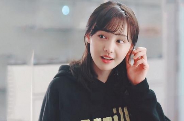 郑爽上综艺又被嘲？脸部瘦削显老态，多次踩凳玩手机被指不尊重人