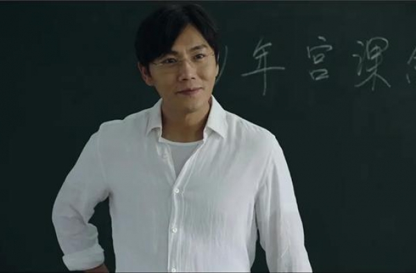 刚播2集，豆瓣8.8，又一部国产悬疑剧，第1集就揭露幕后黑手
