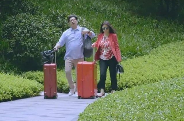 有钱没素质？李湘给父母买豪宅，却因邻居家在走廊放的东西引热议