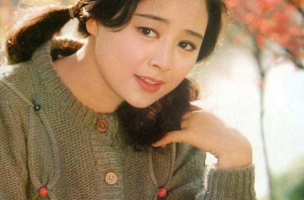 央视春晚女主持，事业巅峰期抛弃丈夫出国，62单身无儿无女