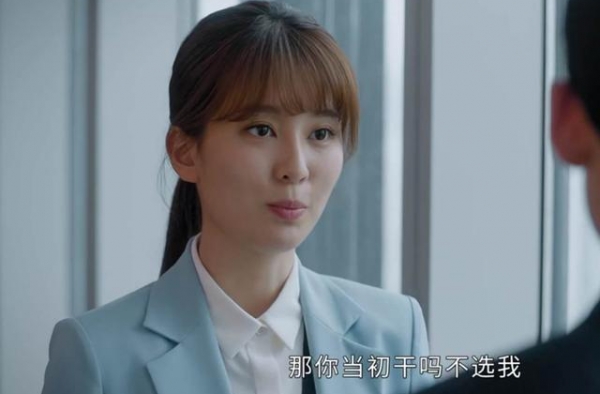 《平凡的荣耀》表面柔弱内心阴暗孙晓萌华丽变身，原来这才是乔欣