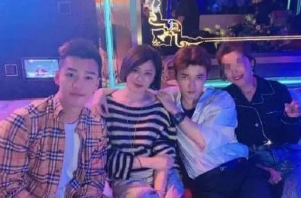 58岁关之琳近照曝光，与小鲜肉亲密搂肩合影，新恋情又出现？