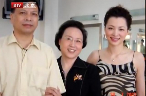董卿得罪了你什么？怎么老拿董卿做不实炒作？做人做事良心一点好