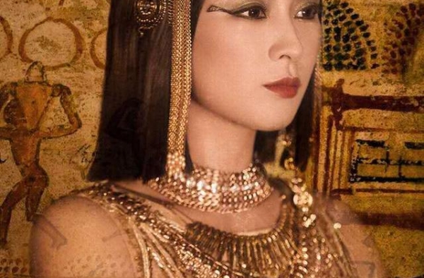 马苏挑战埃及艳后造型，一袭金装身材婀娜，眼神空洞不如范冰冰