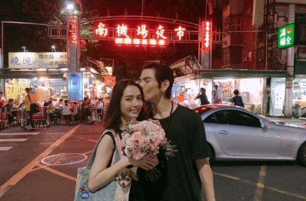 郭碧婷孕期写真曝光，身穿黑色长裙故意遮挡肚子，状态绝佳气质好