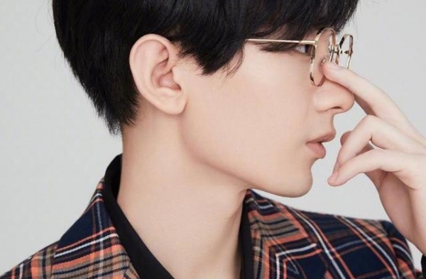 成毅蔡徐坤同款造型，简直一模一样，您更喜欢谁？