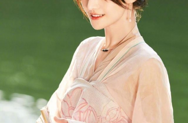 承认整容的女明星，景甜整容失败变“悲伤蛙”，陈小纭整骨近十次