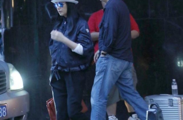 陈红罕素颜脸色和陈凯歌一样，脖颈赘肉暴露年龄，穿得富贵有福相