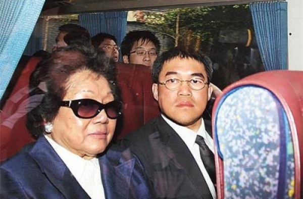 霍英东对比何鸿燊：一个为原配保地位，另一个弃原配潇洒自在