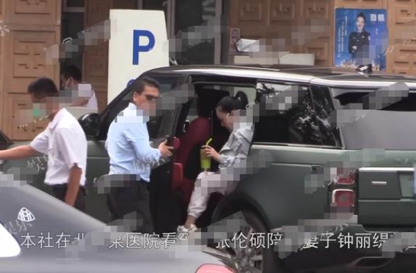 钟丽缇被曝腿伤就医 张伦硕陪同妻子中途先行离开