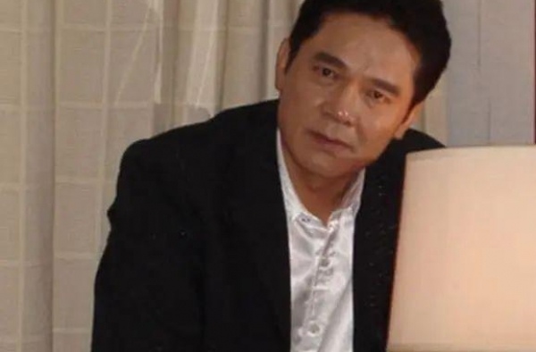 他出名后抛弃妻女，娶小12岁娇妻，今62岁无依无靠求女儿赡养