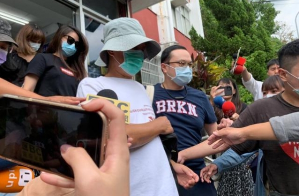 黄鸿升爸爸首现身，双眼红肿沉默不语，儿子生前身影显示很疲惫