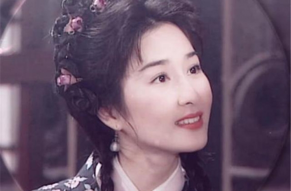 出道十年零绯闻，32岁依然美得不像话，难怪丈夫片酬一千万