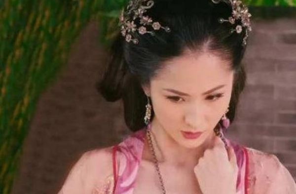 她被称为“3D女神”，主动拍摄风月片，为参演不惜带资进组