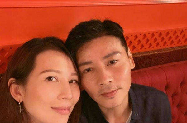 蔡少芬夫妇撇下仨娃过二人世界，紧紧相依超甜，张晋望妻眼抢镜